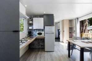 Fridge, microwave, stovetop - ZEcamping 4* parc aquatique animations locatif TV clim 6 pers (Sérignan)