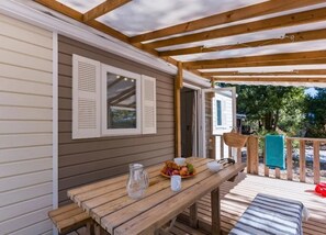 Outdoor dining - ZEcamping 4 étoiles espace aquatique animations locatif TV clim 4 pers (Sérignan)