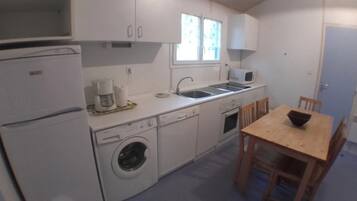 Réfrigérateur, micro-ondes, plaque de cuisson, lave-vaisselle