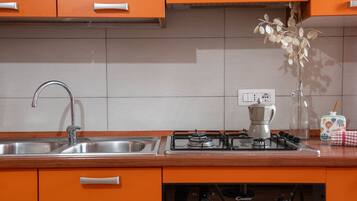 Réfrigérateur, four, plaque de cuisson, cafetière/bouilloire