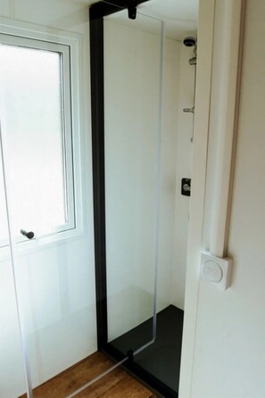 Bathroom - ZEcamping 3 étoiles cottage TV clim 20m2 2 pers (Vinça)