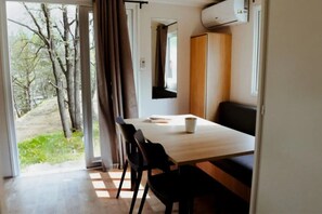 Dining - ZEcamping 3 étoiles cottage TV clim 20m2 2 pers (Vinça)