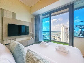 Iron/ironing board, free WiFi - Sea View Retreat with Ain Dubai (Dubai)