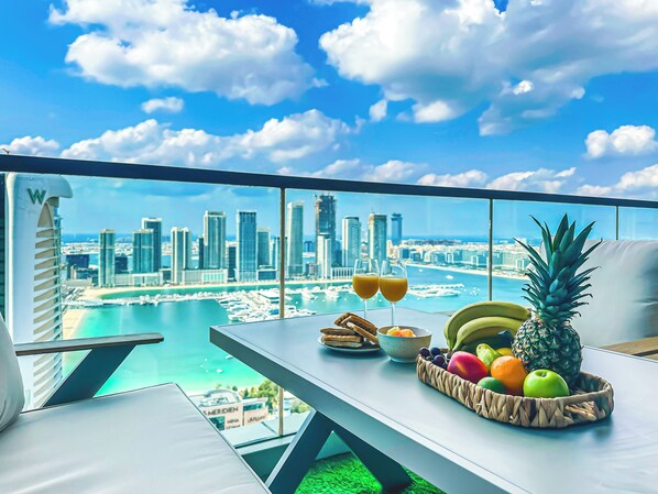 Outdoor dining - Sea View Retreat with Ain Dubai (Dubai)