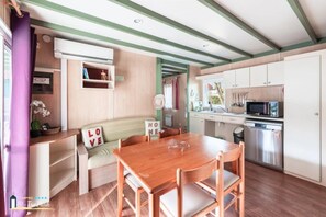 Interior - ZEcamping 4* animé piscine chauffée locatif TV 32m2 (Saint-Trojan-les-Bains)