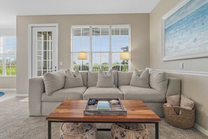 Smart TV, books - Majestic Palms-Close to Beaches, Heated Pool & Spa, Fully Updated Interior (Fort Myers)