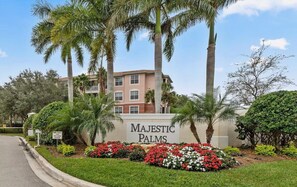 Property grounds - Majestic Palms-Close to Beaches, Heated Pool & Spa, Fully Updated Interior (Fort Myers)