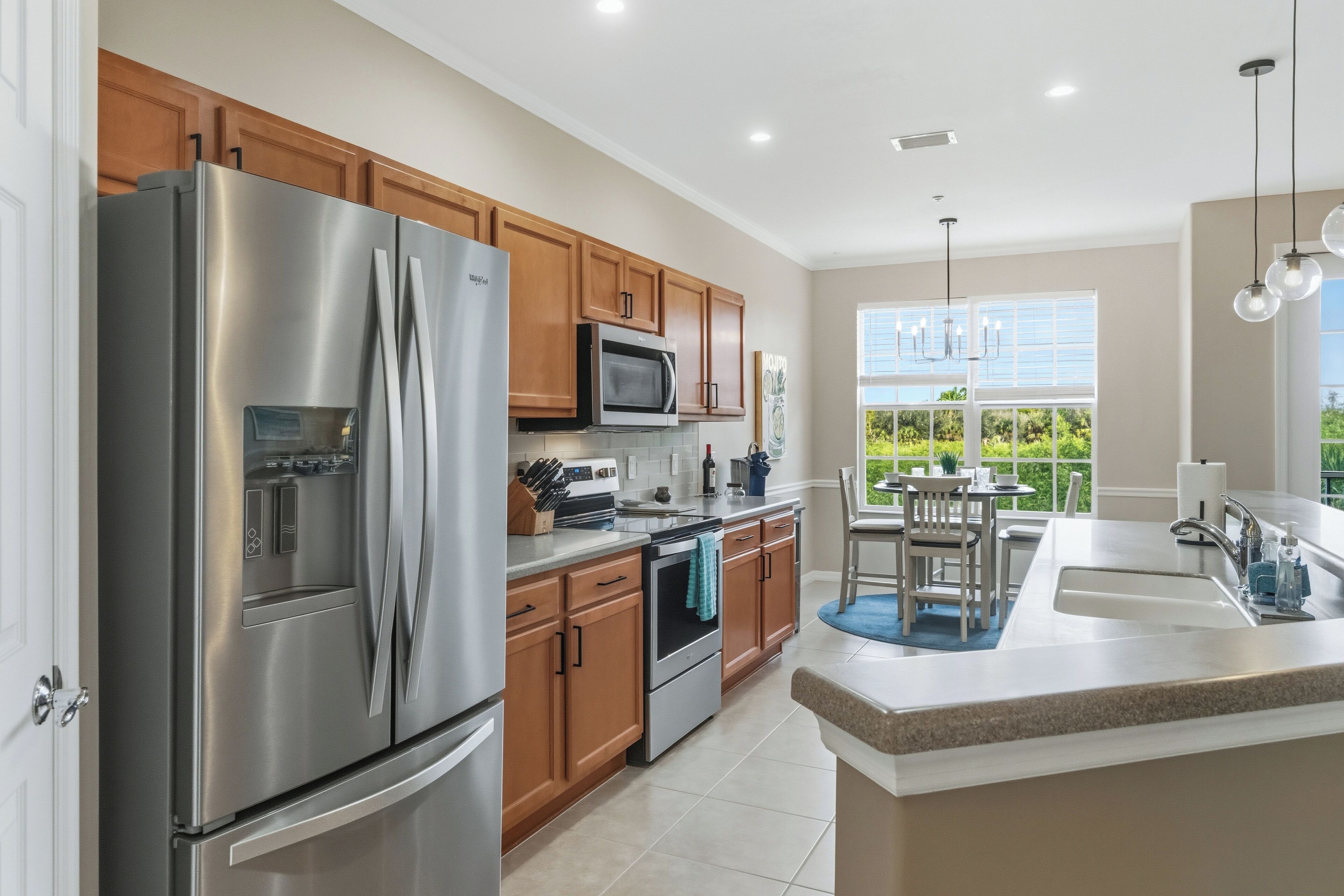 Refrigerador, microondas, horno y parrilla de estufa 