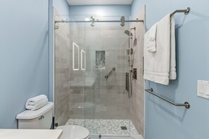 Shower, hair dryer, towels, soap - Majestic Palms-Close to Beaches, Heated Pool & Spa, Fully Updated Interior (Fort Myers)
