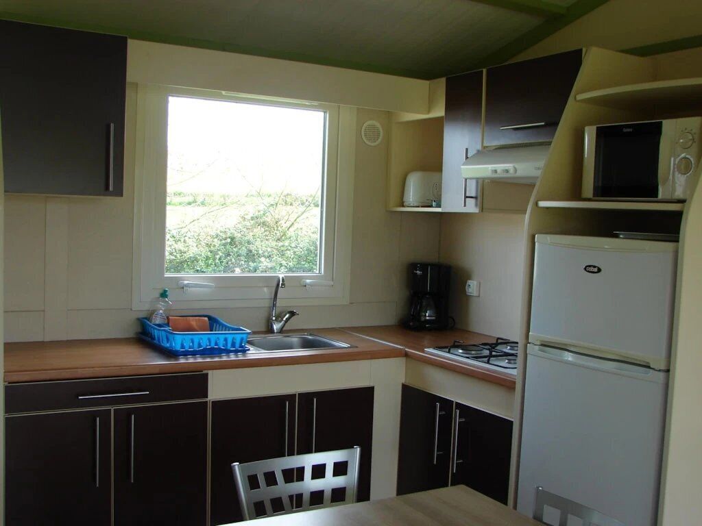 Réfrigérateur, micro-ondes, plaque de cuisson, grille-pain