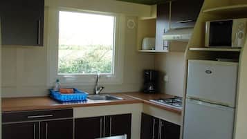 Réfrigérateur, micro-ondes, plaque de cuisson, grille-pain