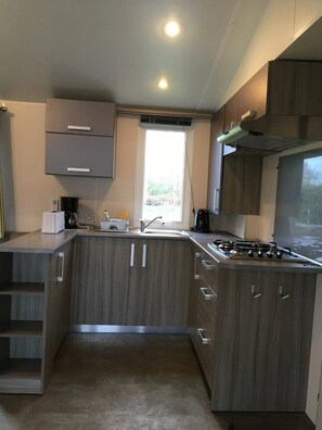 Fridge, microwave, stovetop, toaster - ZEcamping 4* animaux acceptés avec piscine couverte et restaurant (Saint-Boil)