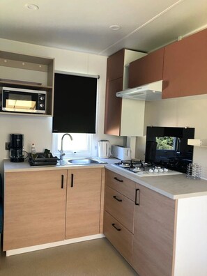 Fridge, microwave, stovetop, toaster - ZEcamping 4 étoiles piscine couverte tente 34m2 (Saint-Boil)