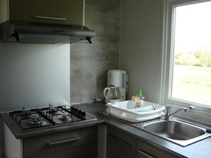 Fridge, microwave, stovetop, toaster - ZEcamping 4 étoiles piscine couverte pataugeoire tente 31m2 4 pers (Saint-Boil)