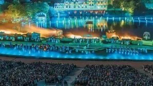Un vaste amphithéâtre en plein air, doté de gradins et d’une scène.