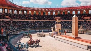Un grand stade en plein air, doté de gradins et d’une arène centrale pour accueillir des événements.