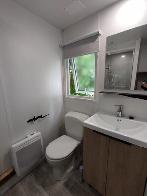 Bathroom - ZEcamping 3 étoiles locatif TV 2 pers (Pouzauges)
