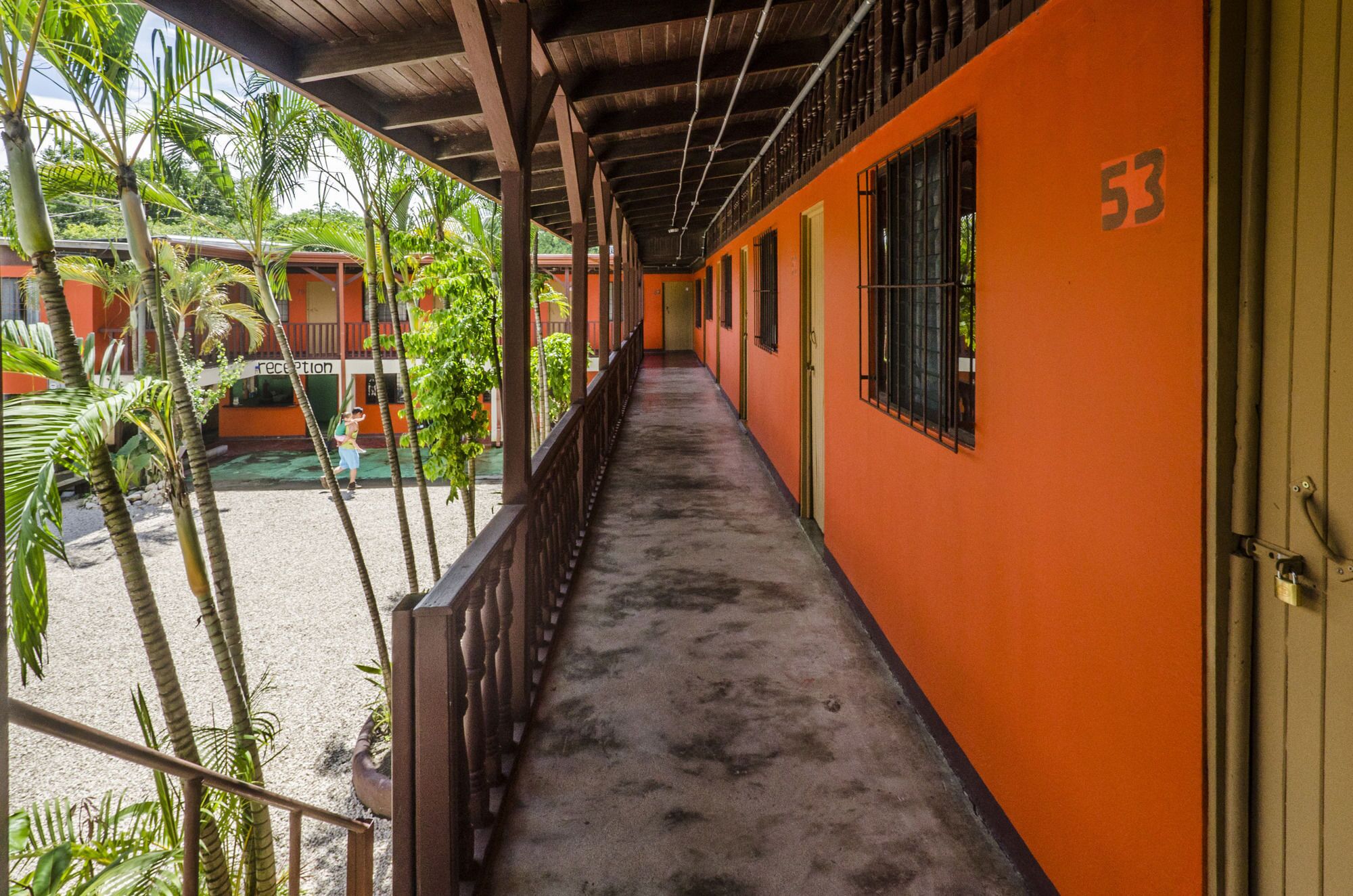 المنطقة المحيطة بالمنشأة