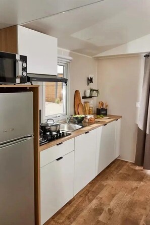 Kühlschrank, Mikrowelle, Herdplatte, Geschirrspüler