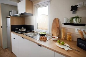 Kühlschrank, Mikrowelle, Herdplatte, Geschirrspüler