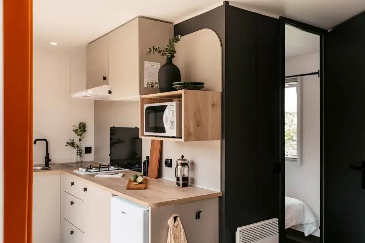Réfrigérateur, four à micro-ondes, surface de cuisson