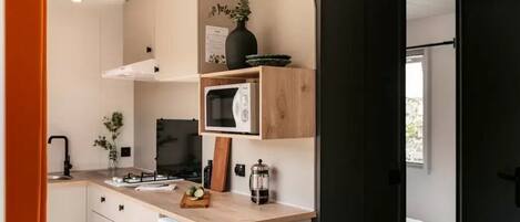 Réfrigérateur, four à micro-ondes, surface de cuisson