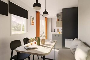 Ein modernes Wohnzimmer mit Sofa, Esstisch mit Stühlen, Küchenzeile und großem Fenster mit Vorhängen.