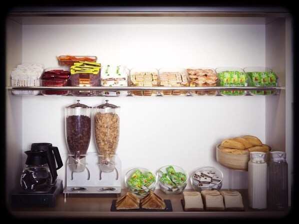 A well-organized pantry with various food items and condiments. - Hotelf1 Saint-witz A1 Paris Nord (Saint-Witz)