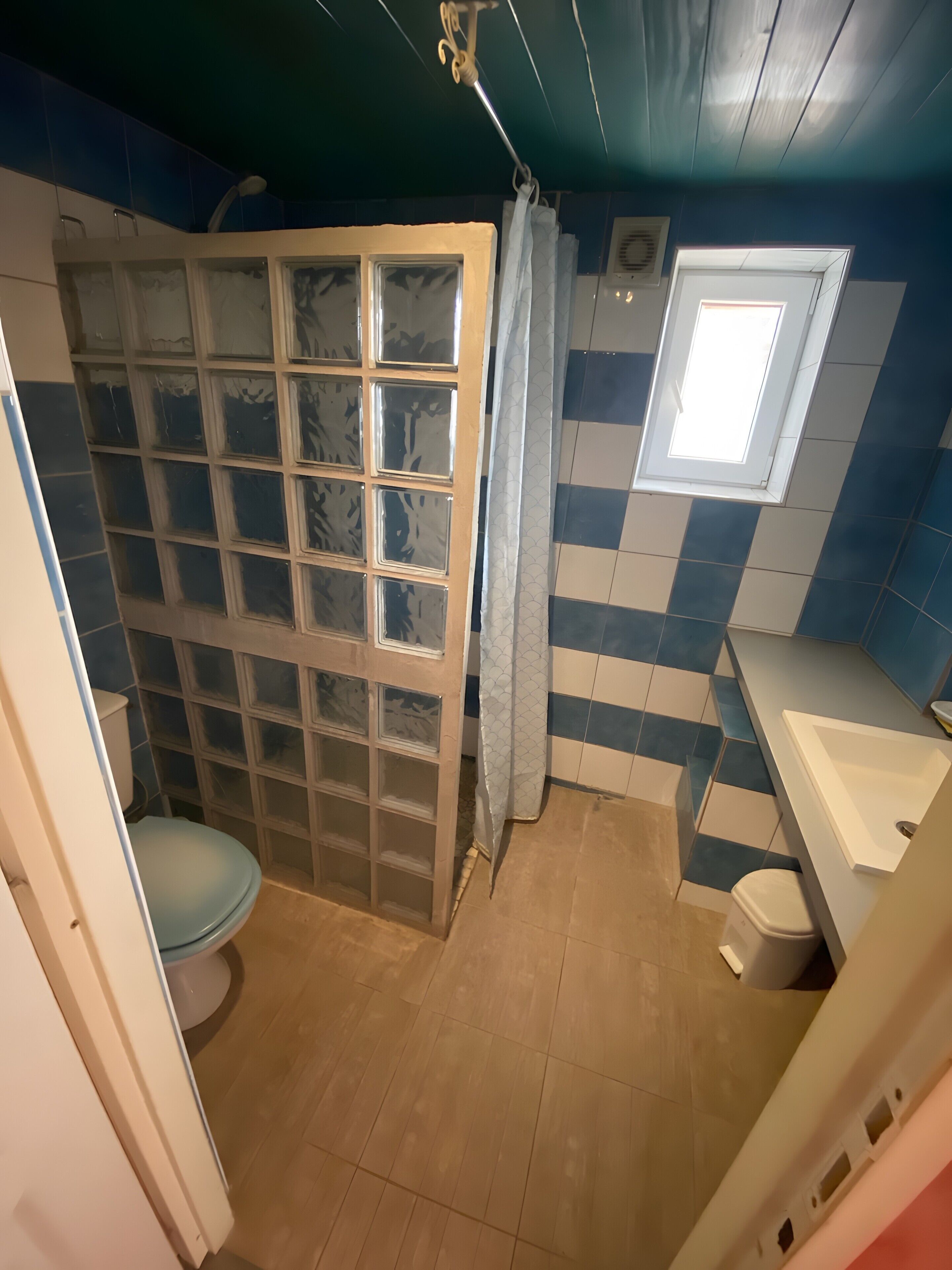 Douche, serviettes fournies