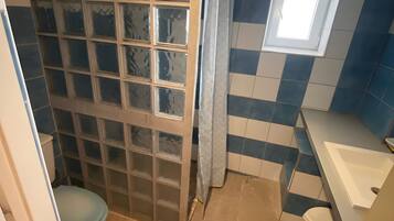 Douche, serviettes fournies