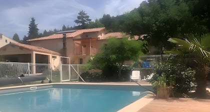 Appartement „Vacances Tranquilles“ mit Bergblick, Gemeinschaftspool und WLAN