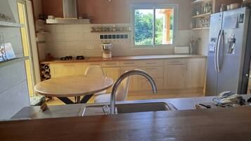 Kaffetrakter/tekoker, kjøleskap, mikrobølgeovn og ovn