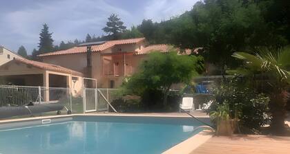 Appartement « Charmant cocon pour 2 au cĆur de LodĂšve » avec vue montagne, piscine partagĂ©e et Wi-Fi