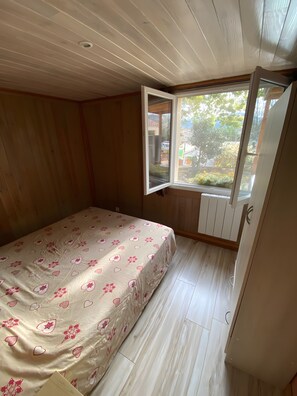 Silitysrauta/-lauta, Wi-Fi, vuodevaatteet