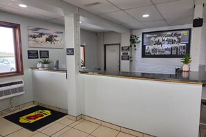 Lobby - Super 8 by Wyndham Yankton (Yankton)