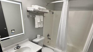 Une salle de bain moderne avec un lavabo, des toilettes et une douche.