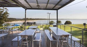 Outdoor dining - The Huskisson (Huskisson)