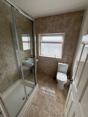 Serviettes fournies, papier toilette