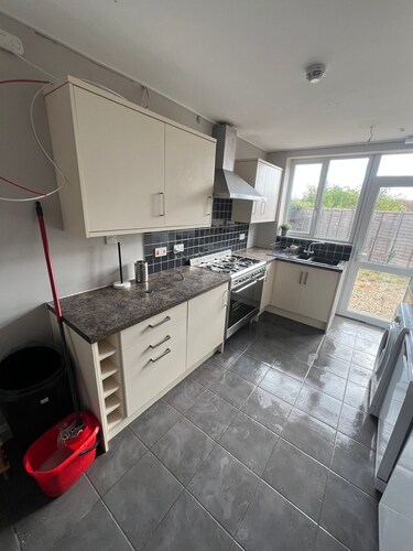 5 bed house in Winchester with parking near motorway and town centre/railway