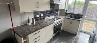 5 bed house in Winchester with parking near motorway and town centre/railway