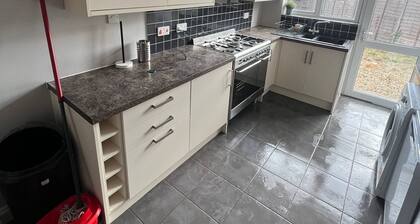 5 bed house in Winchester with parking near motorway and town centre/railway