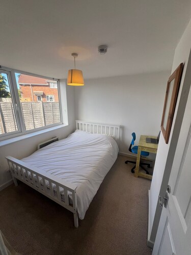 5 bed house in Winchester with parking near motorway and town centre/railway