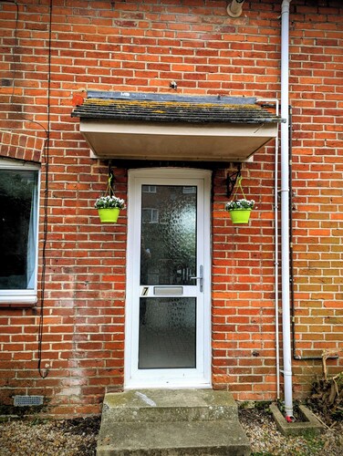 5 bed house in Winchester with parking near motorway and town centre/railway