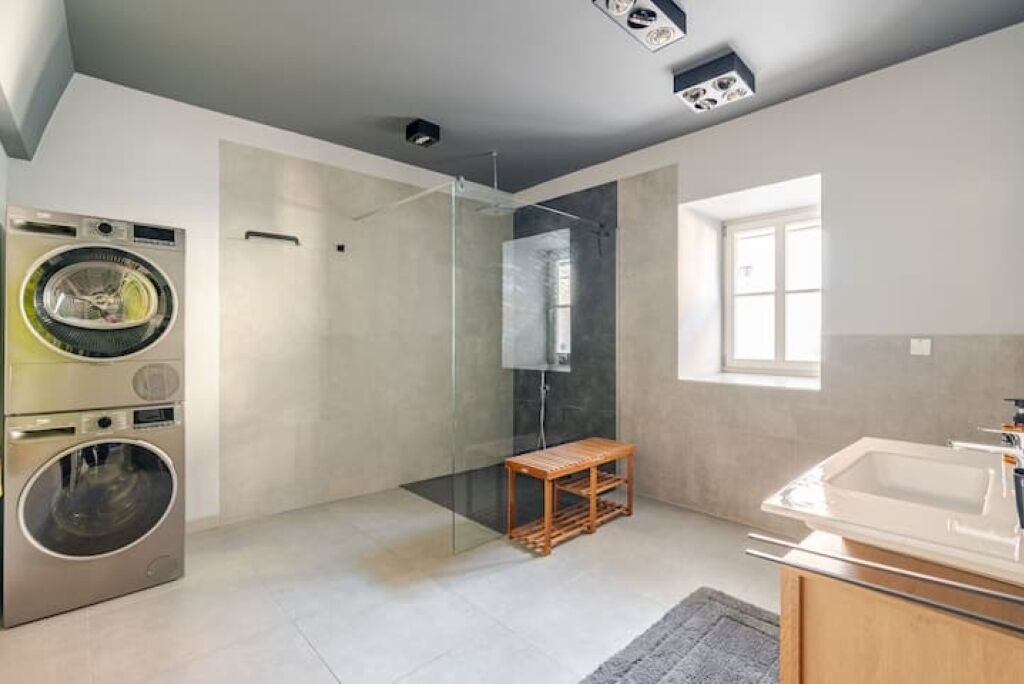 Dusche, Haartrockner, Handtücher, Seife