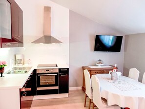 Fridge, oven, cookware/dishes/utensils - Apartment Solo by Interhome (Ploče)