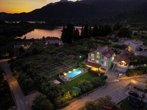 A large house with a swimming pool, surrounded by trees and a lake. - Apartment Solo by Interhome (Ploče)
