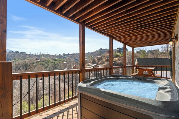 Outdoor spa tub