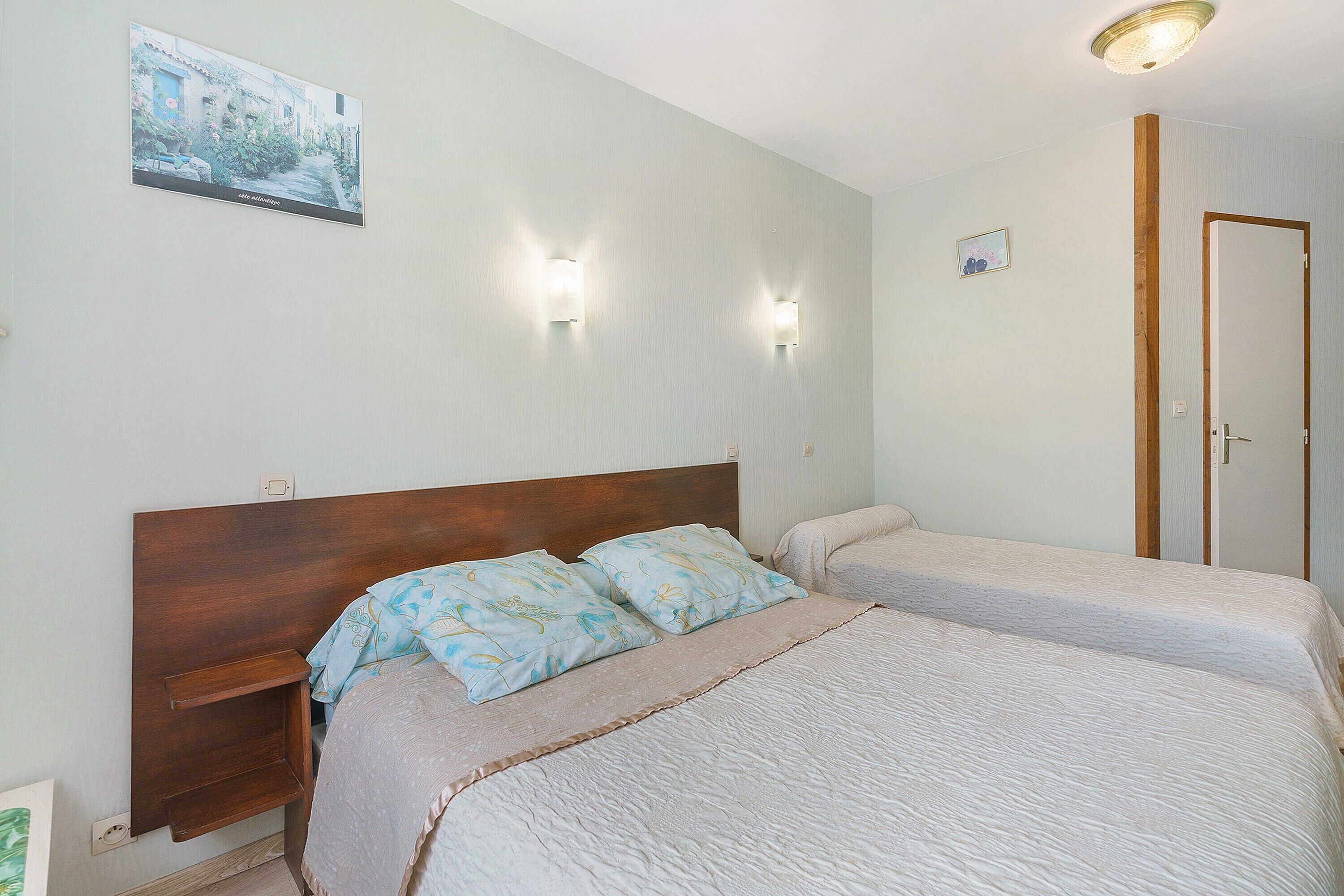 Iron/ironing board, WiFi, bed sheets