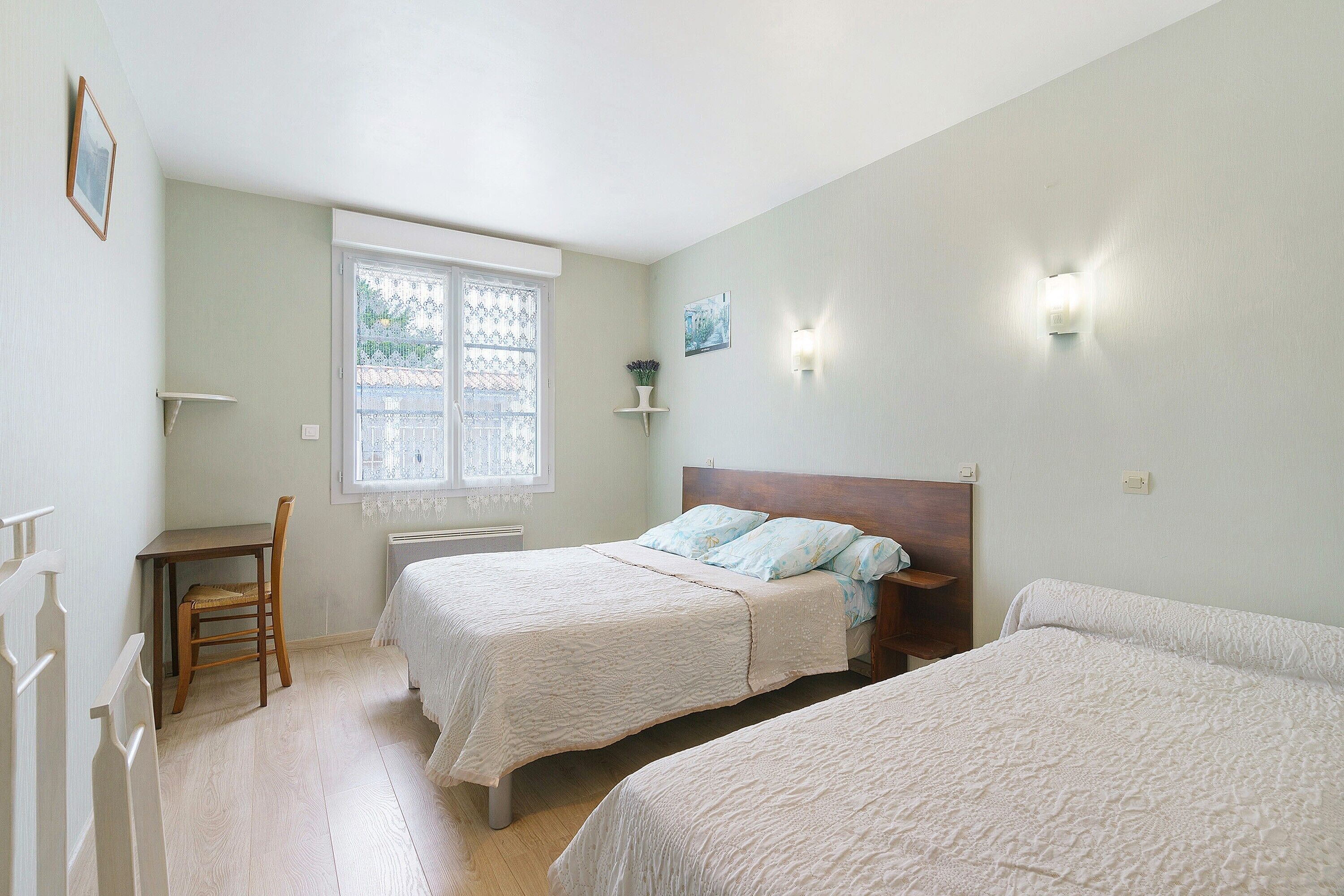 Iron/ironing board, WiFi, bed sheets