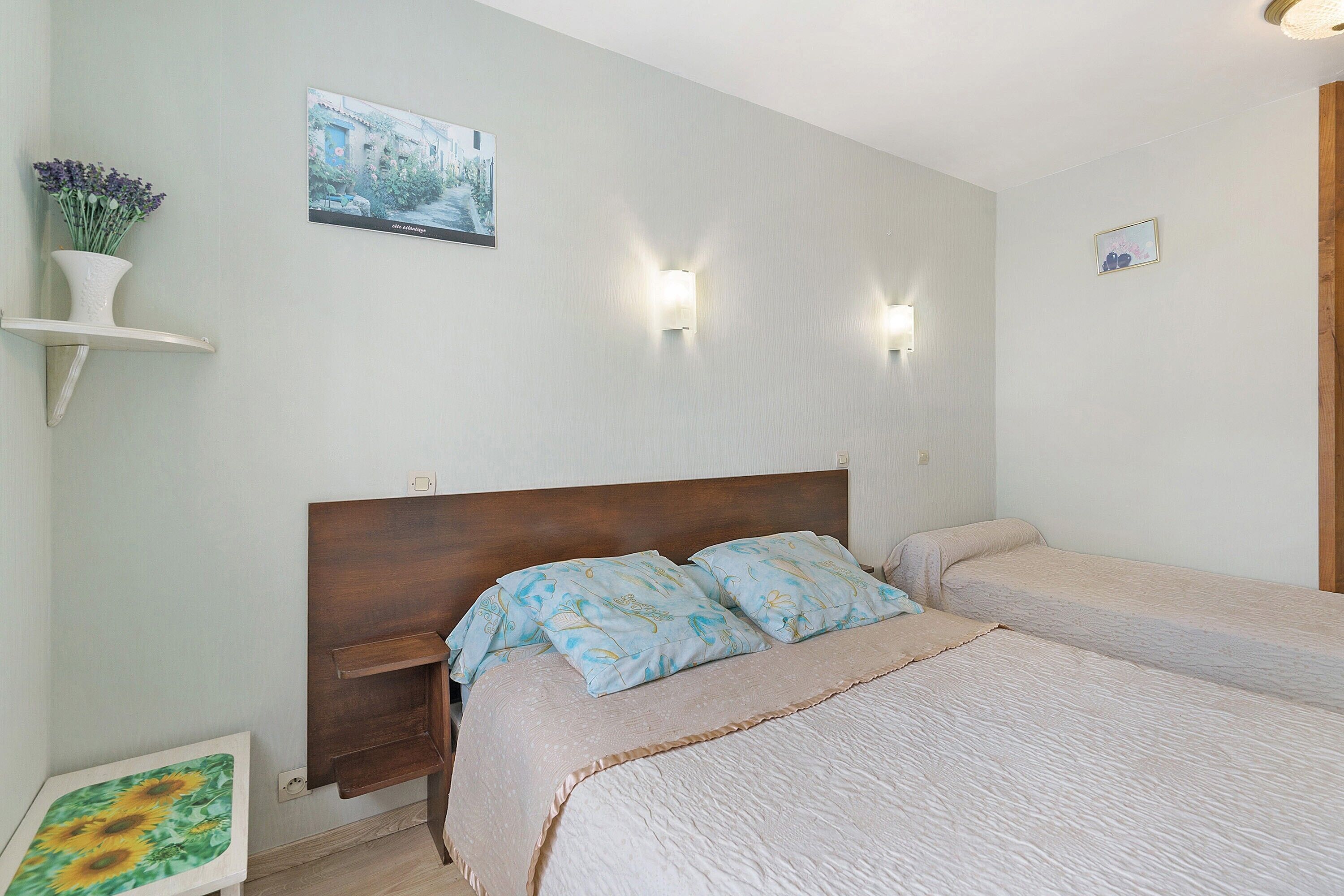 Iron/ironing board, WiFi, bed sheets